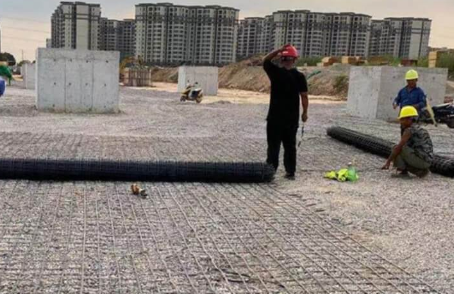西沙土工格栅铺设前地基要怎么处理？